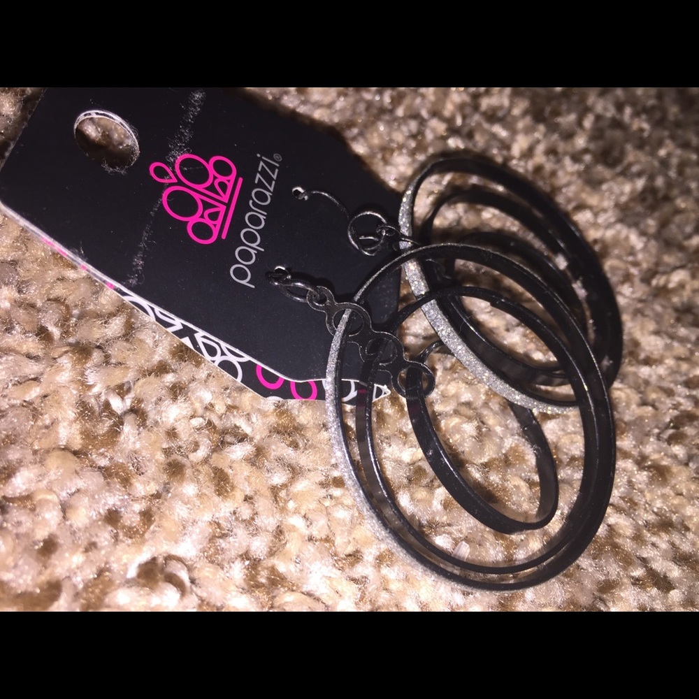Paparazzi earrings🖤